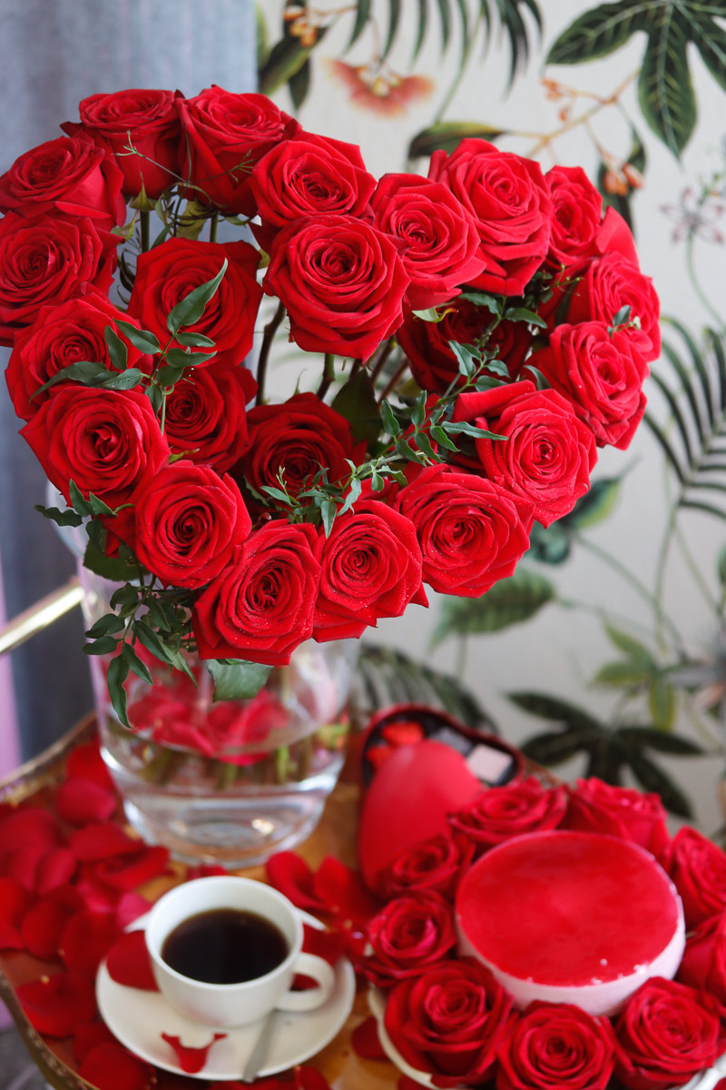 The tradition of giving red roses on Valentine's Day - Red Naomi